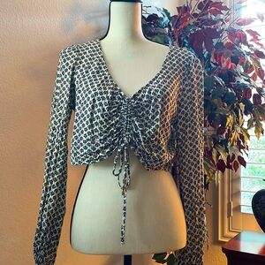 Lulus Medium cropped black and white print gathered front with tie crop top